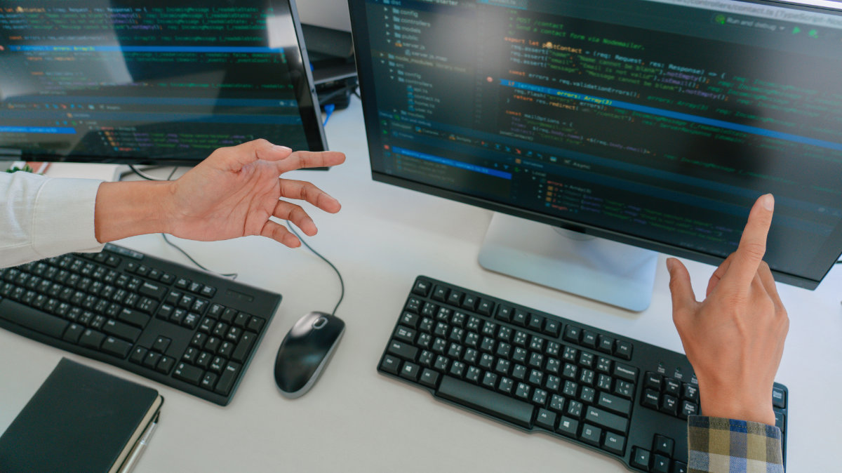 Young startup Programmers Sitting At Desks Working On Computers Integración con apps